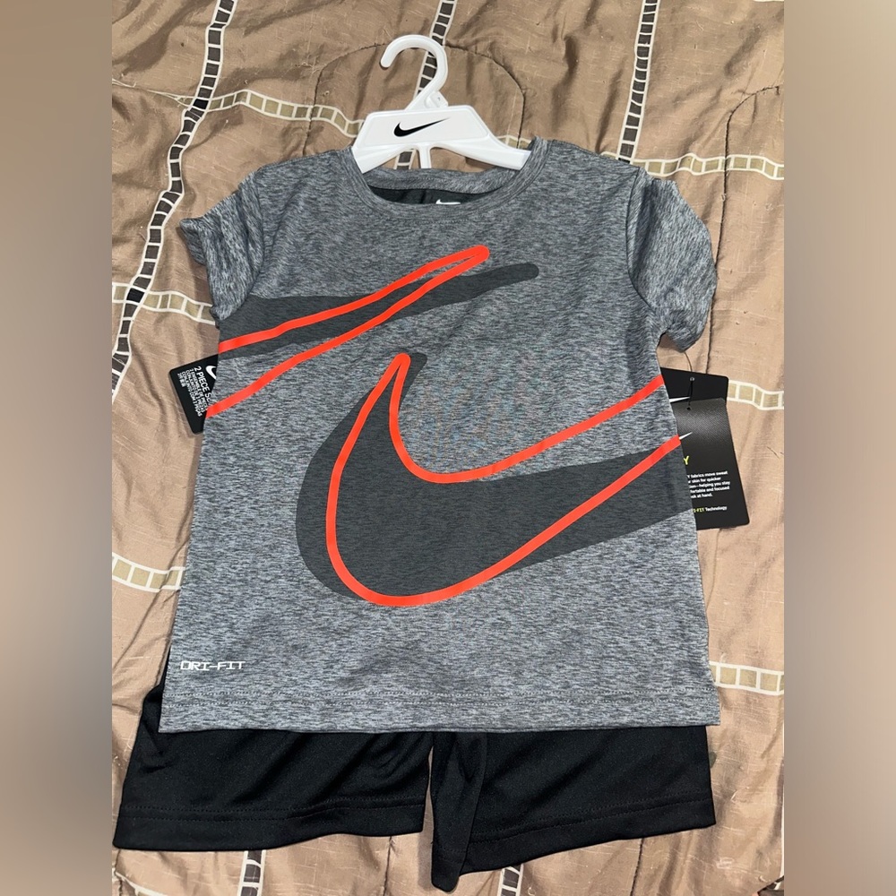 Nike Outfit Size 7 boys